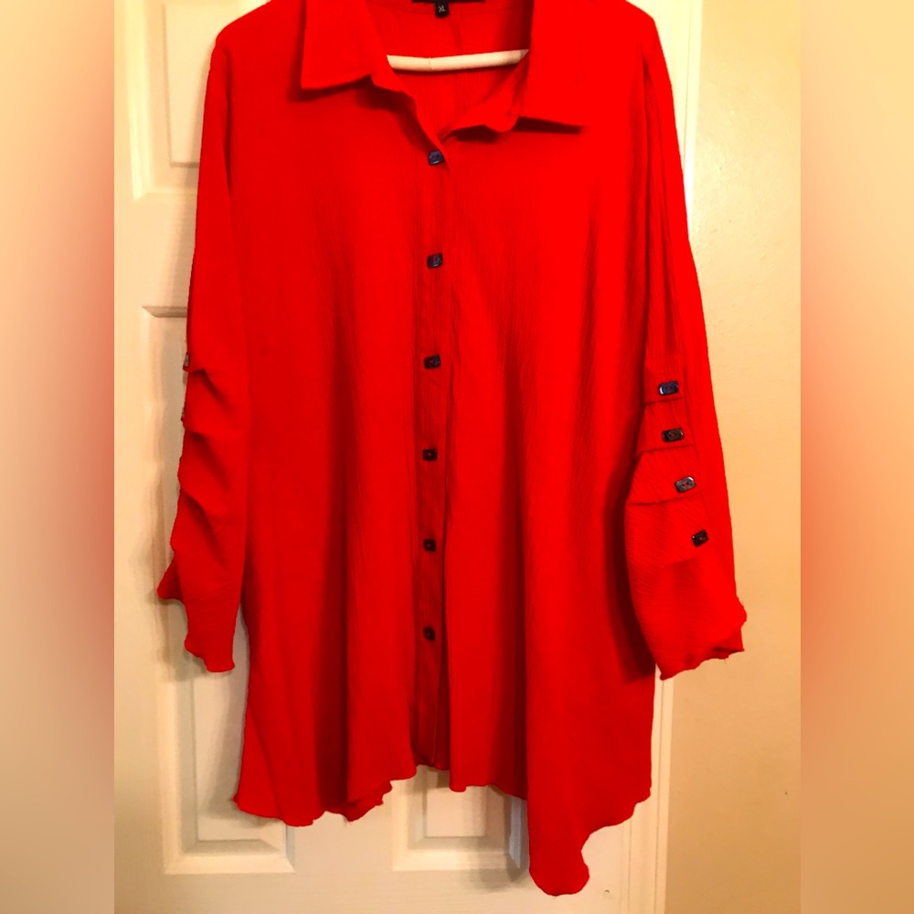 Calessa Crinkle Tunic in True Red. EUC. Size Xl. Perfect for hot weather!